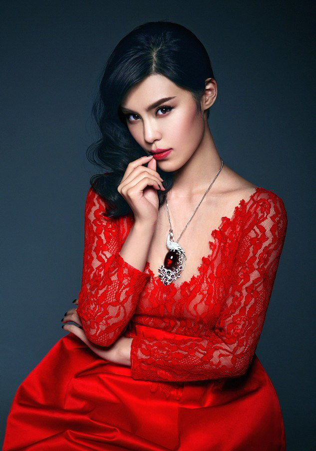 韩丹彤红色魅影演绎惊悚女王写真大片