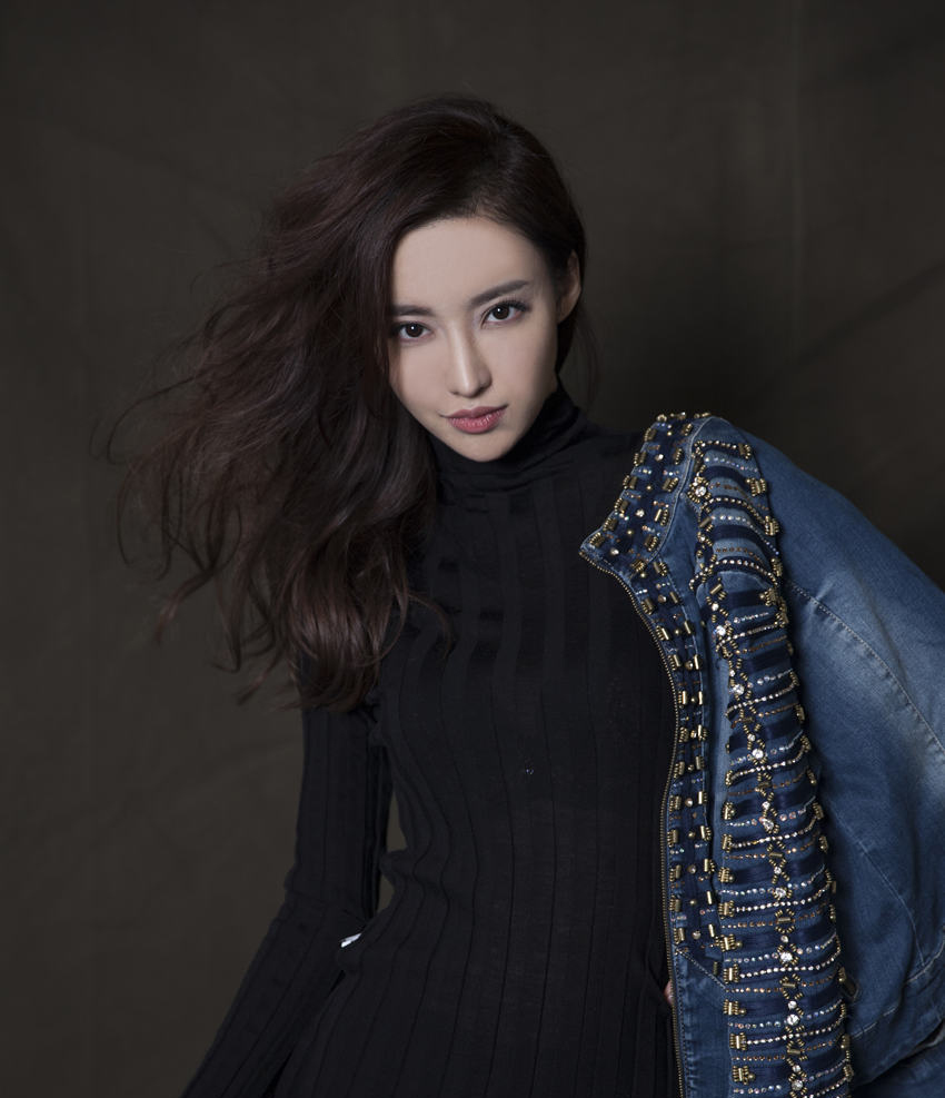 刘凡菲冷艳帅气展独有魅力个性写真