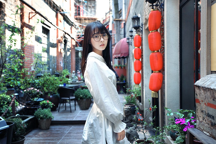 余心恬甜美清新灵气十足曝文艺写真(3)