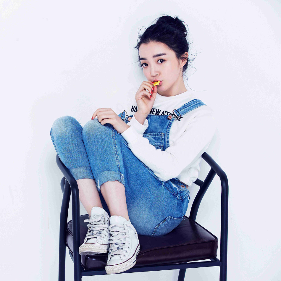 叶芸菲低调简洁展现别样风尚韵味写真(4)