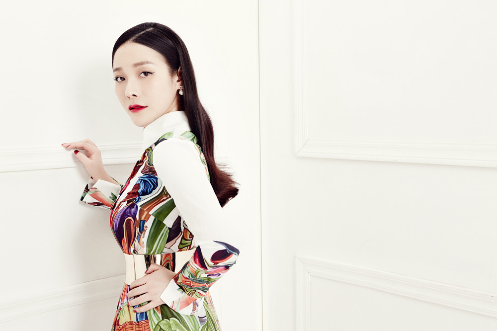 邓紫衣精致妆容尽显典雅气质复古写真曝光(4)