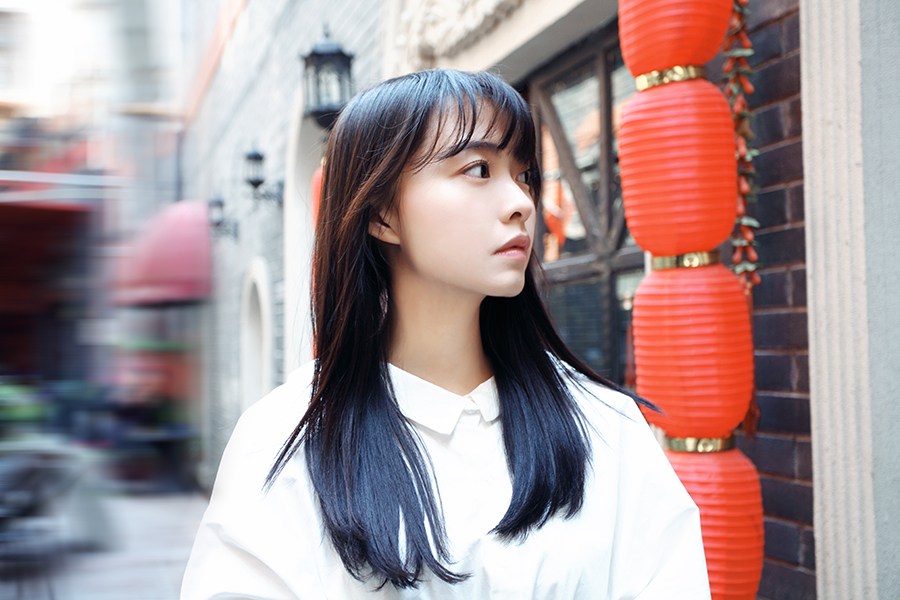 余心恬甜美清新灵气十足曝文艺写真(2)