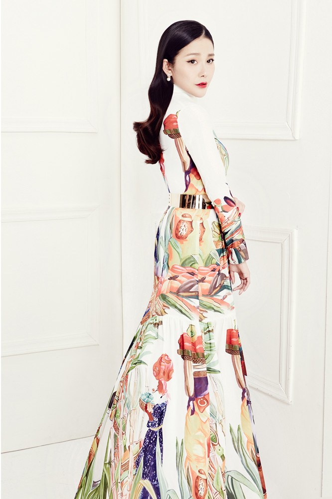 邓紫衣精致妆容尽显典雅气质复古写真曝光(2)