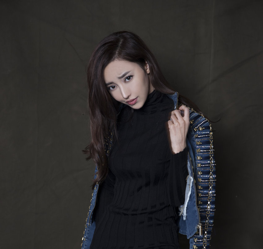 刘凡菲冷艳帅气展独有魅力个性写真(4)