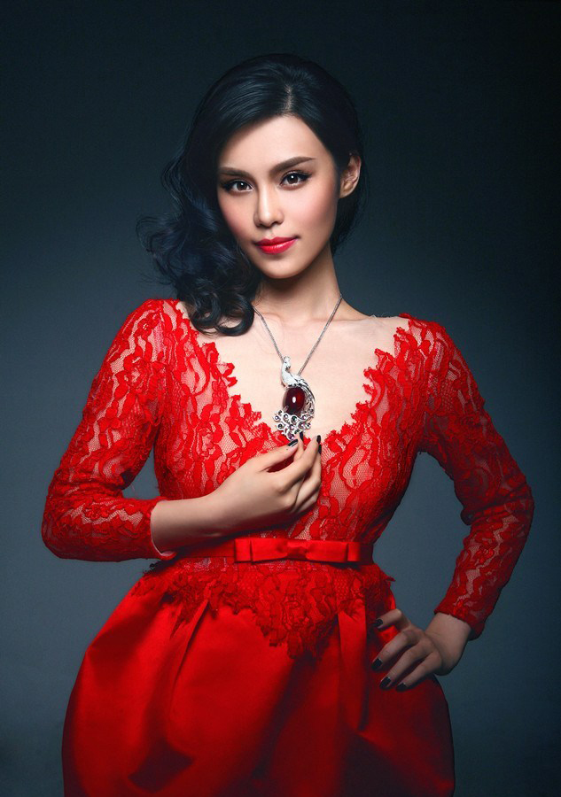 韩丹彤红色魅影演绎惊悚女王写真大片(3)