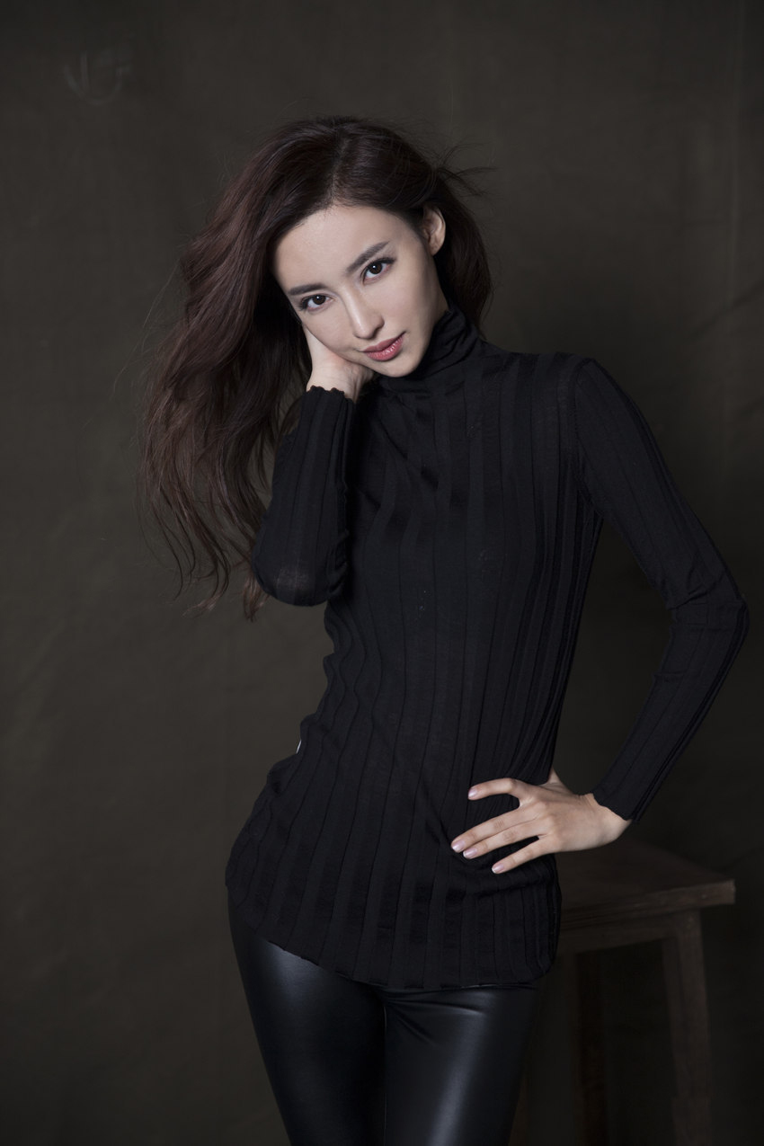 刘凡菲冷艳帅气展独有魅力个性写真(2)