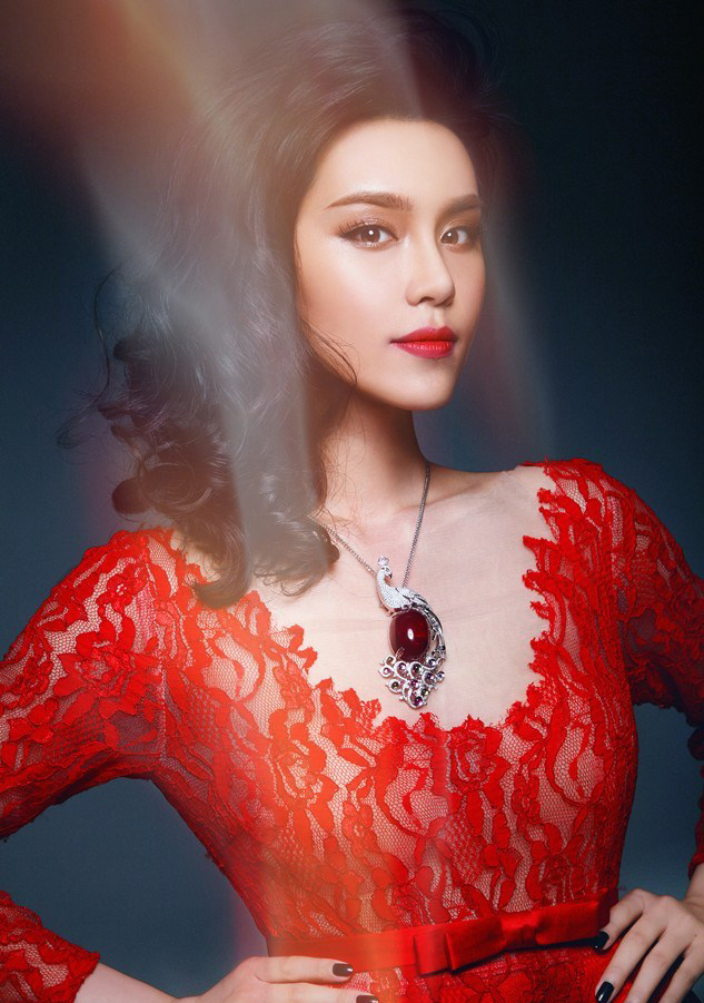 韩丹彤红色魅影演绎惊悚女王写真大片(6)