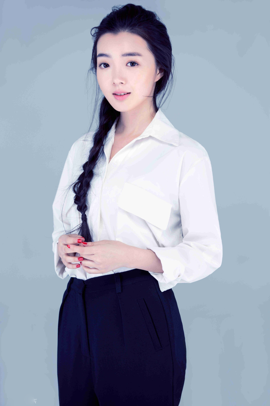 叶芸菲低调简洁展现别样风尚韵味写真