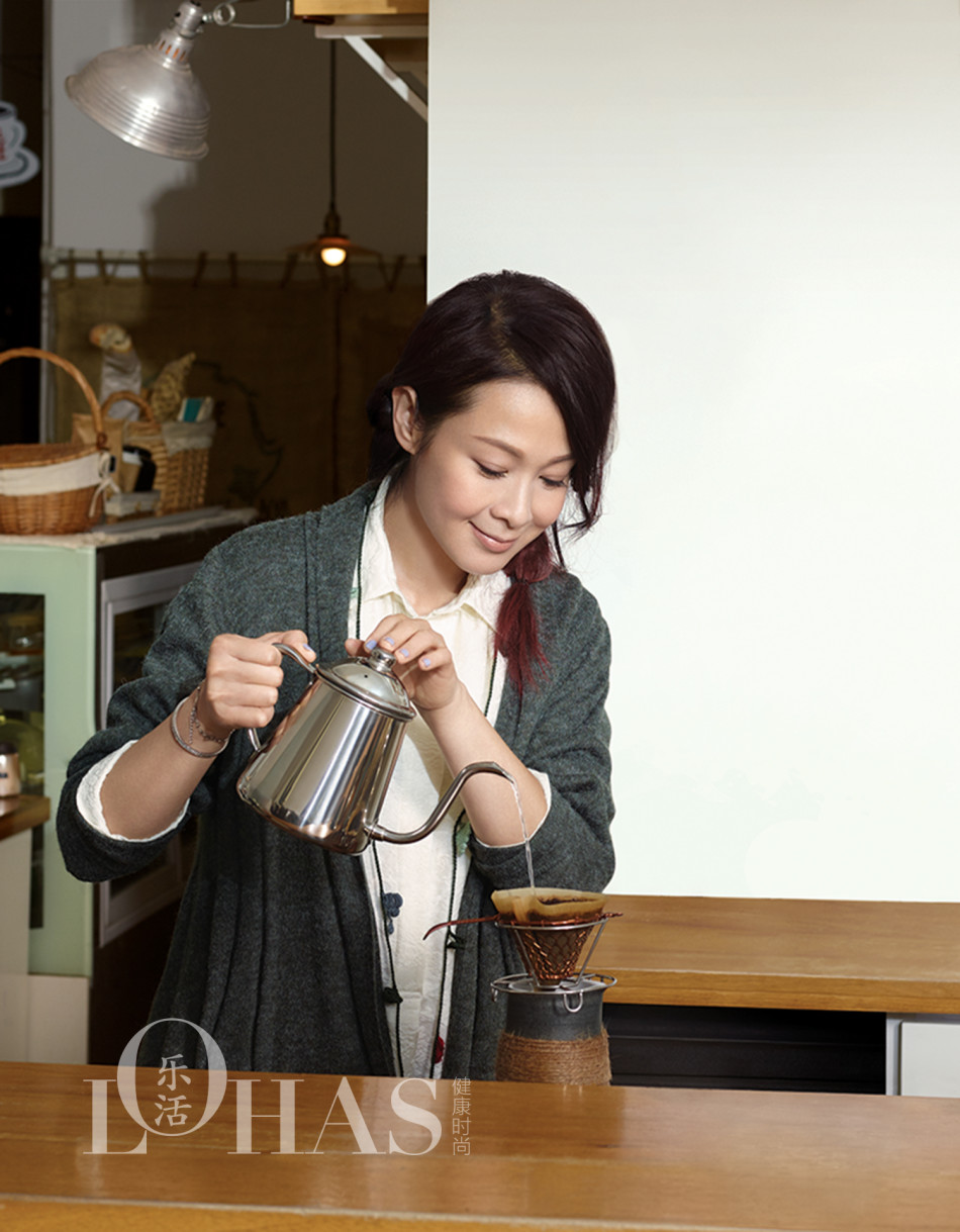 刘若英展现知性温婉春季写真(6)