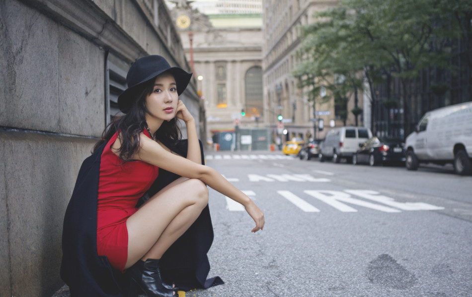 娄艺潇潇洒率性秀靓丽美腿写真大片(3)
