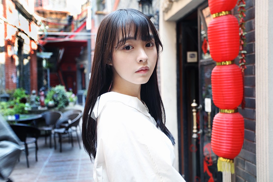 余心恬甜美清新灵气十足曝文艺写真
