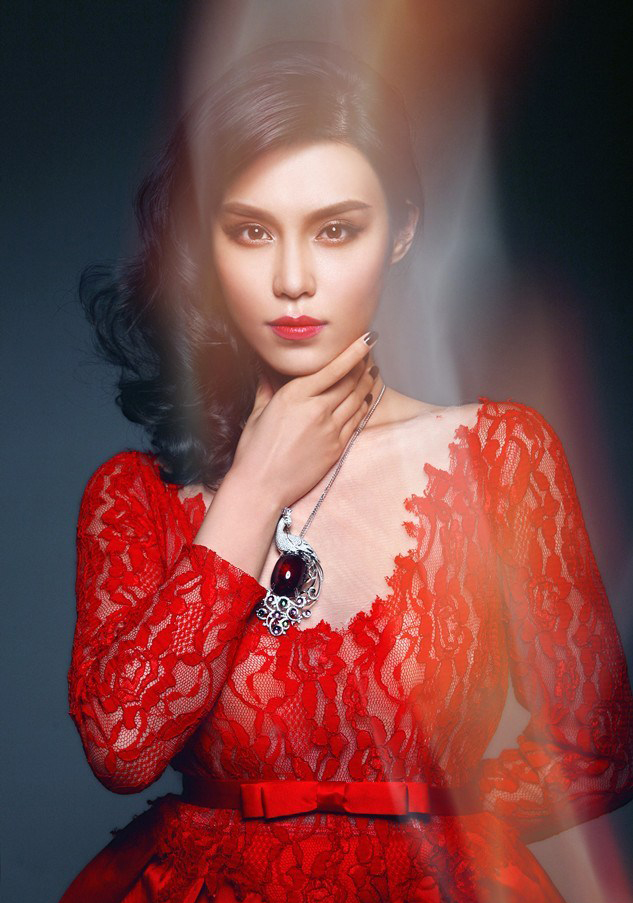 韩丹彤红色魅影演绎惊悚女王写真大片(5)