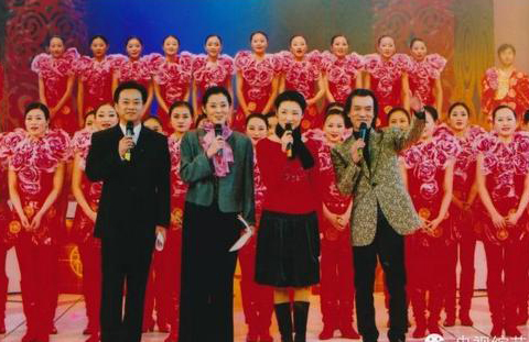 周涛复出春晚先后搭档三代名嘴(5)