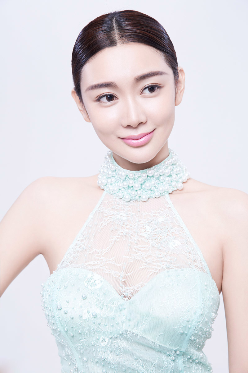 郝泽嘉化身冰雪女王时尚迷人(3)