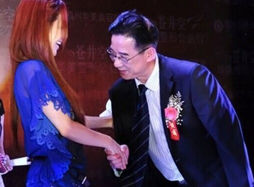 范冰冰林志玲领衔总被偷瞄胸部依然穿得暴露十大女星(8)