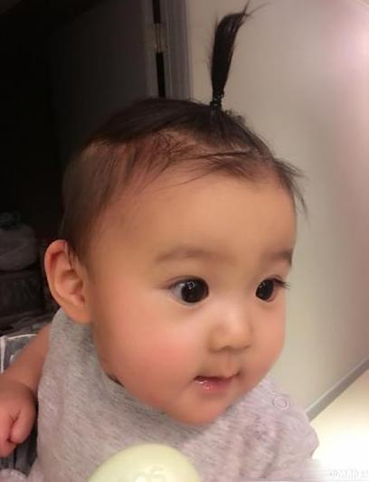 贾静雯小女儿眼大出奇完胜大眼美女明星(13)