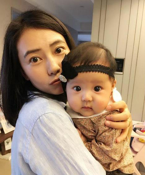 贾静雯小女儿眼大出奇完胜大眼美女明星(10)