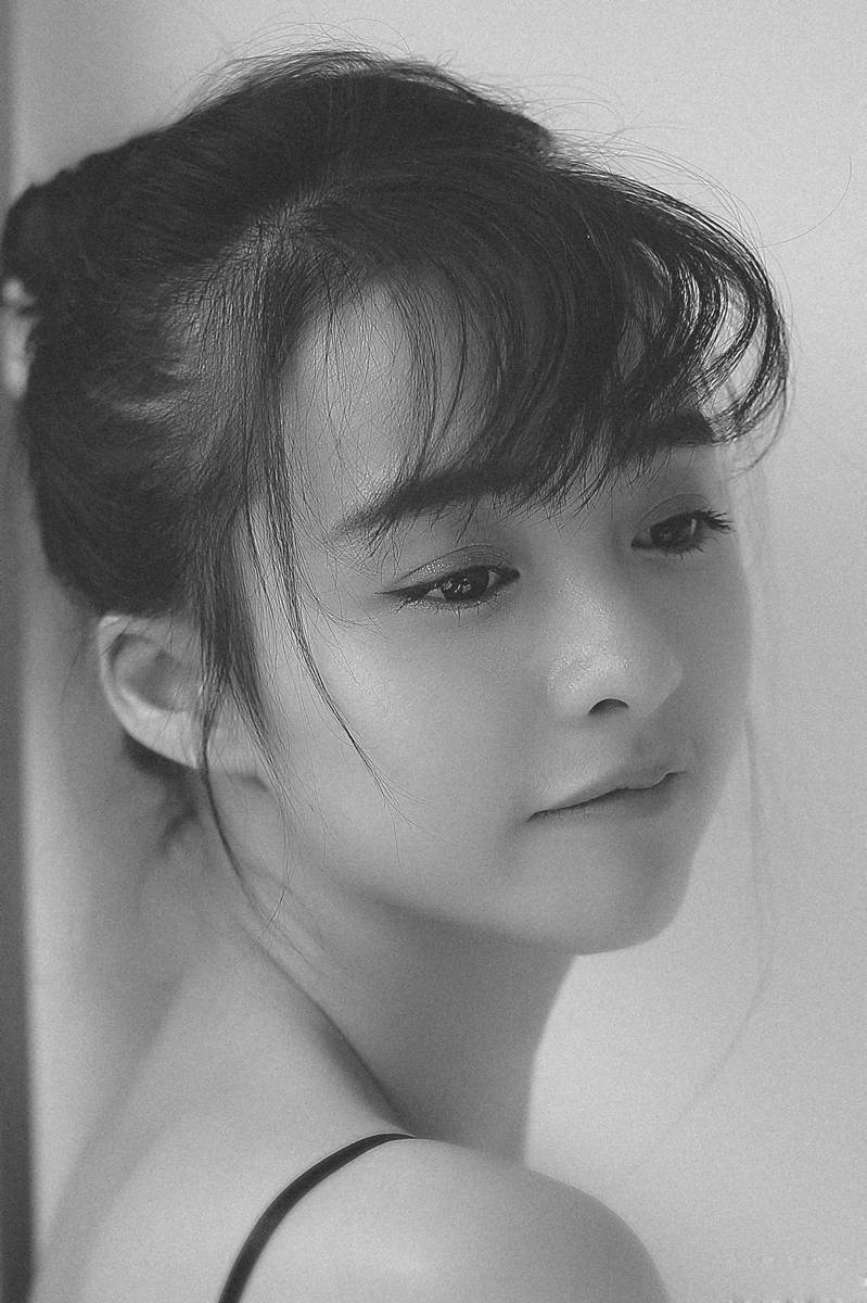 氧气少女余心恬黑白影像清新灵动曝光(3)