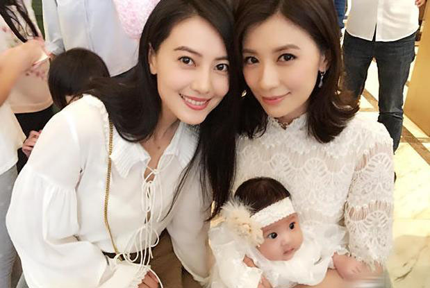 贾静雯小女儿眼大出奇完胜大眼美女明星(11)