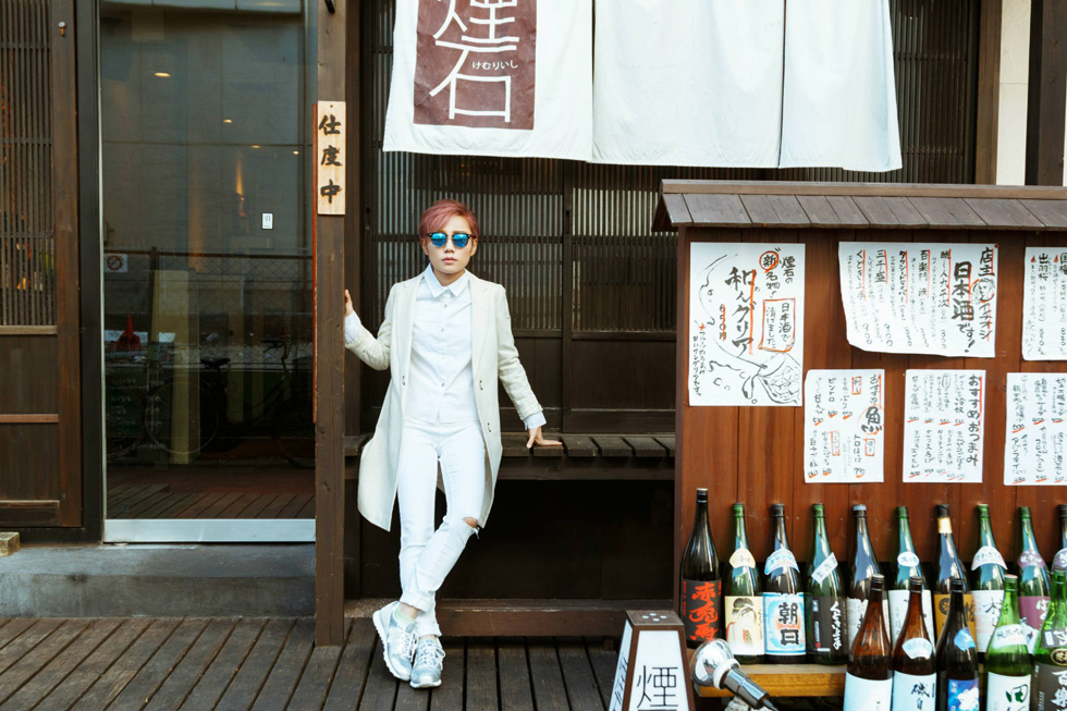许飞白色风衣干净帅气炫酷写真(8)