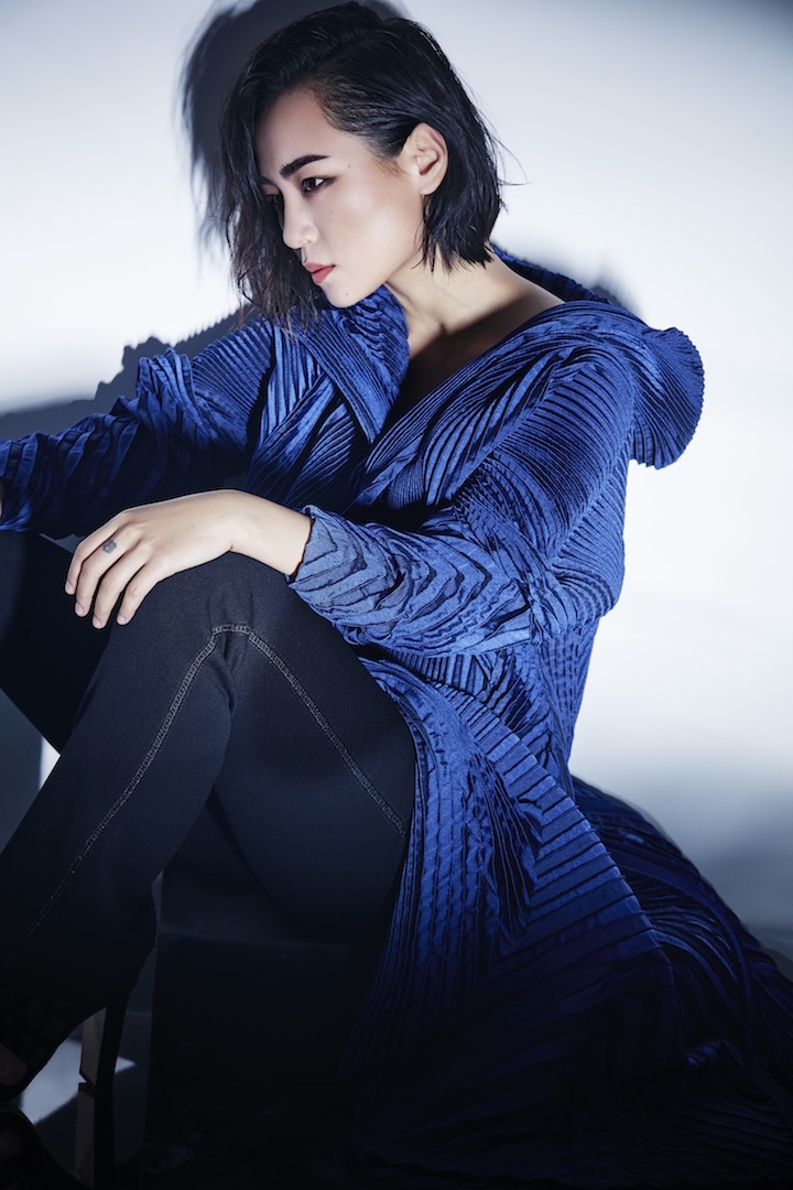 周笔畅帅气中性女人味展现全新写真(4)