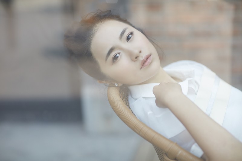 李明珠淡妆清新怡人曝初夏写真(4)