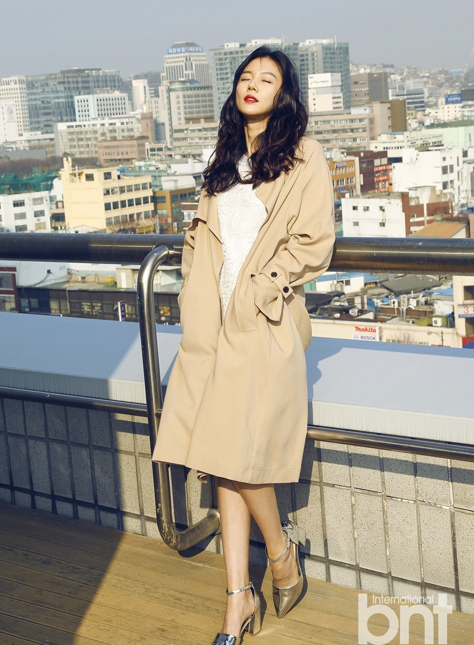 高娜恩户外风衣魅力动人写真(2)