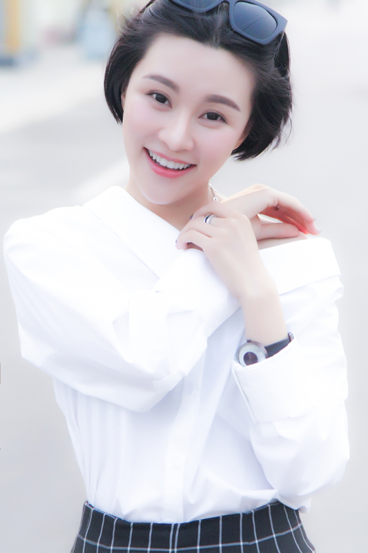 毛泽少香肩美腿微笑展现青春活力写真