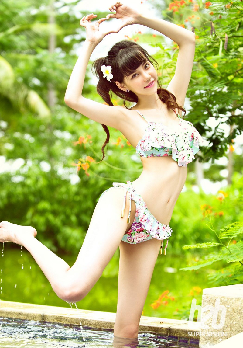 叶梓萱少女系泳装春色花香气息