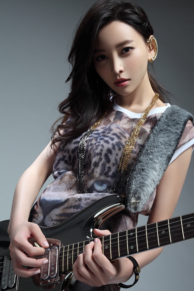 于文文玩转青春叛逆摇滚风时尚写真(2)