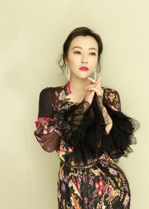 北影节红毯：众女星都输给了性感露沟的郝蕾(16)