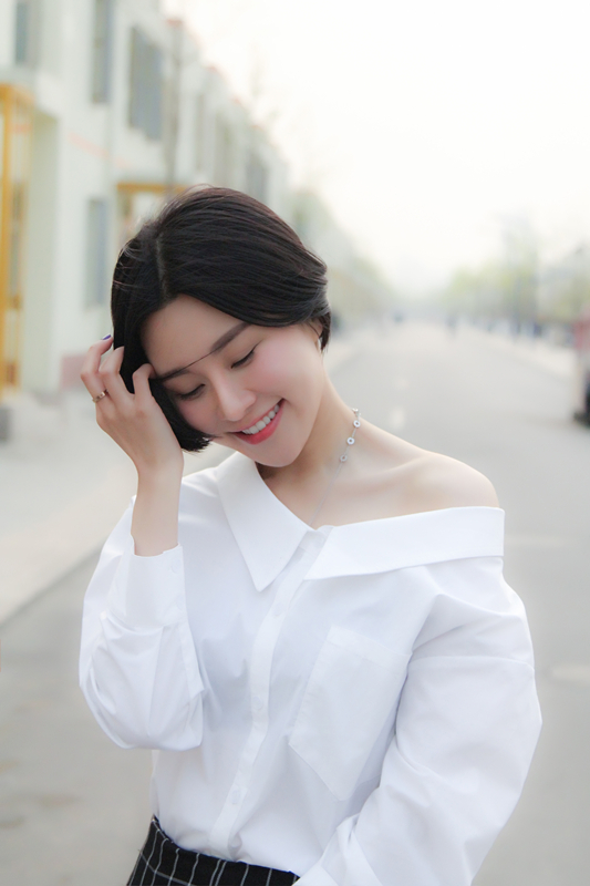 毛泽少香肩美腿微笑展现青春活力写真(4)