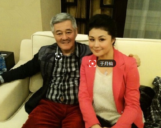 赵本山十九岁女儿盘子脸变锥子脸打扮成熟惹争议