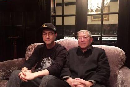 一模一样帅！胡歌等10大男星与父亲合影曝光(2)