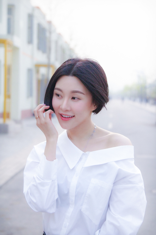 毛泽少香肩美腿微笑展现青春活力写真(3)