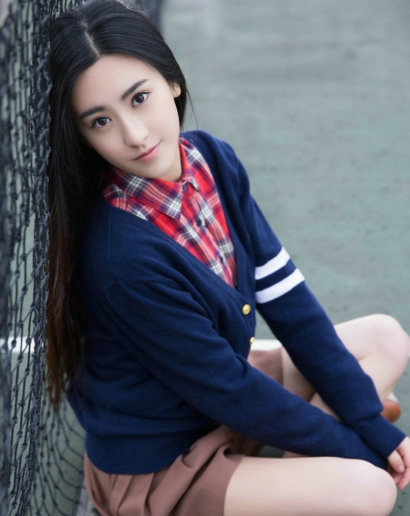 女星朱圣祎校服写真白皙美腿尽显青春