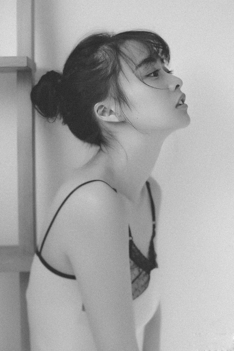 氧气少女余心恬黑白影像清新灵动曝光(2)