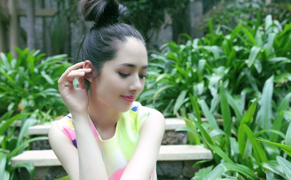 郭碧婷晒嘴叼鲜花美照写真大片(2)