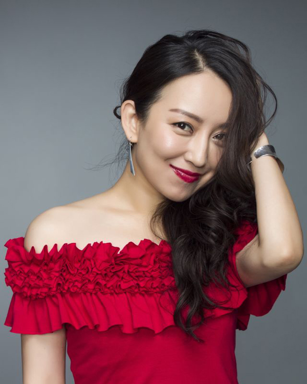 崔楠甜美笑容展知性之美写真曝光(2)