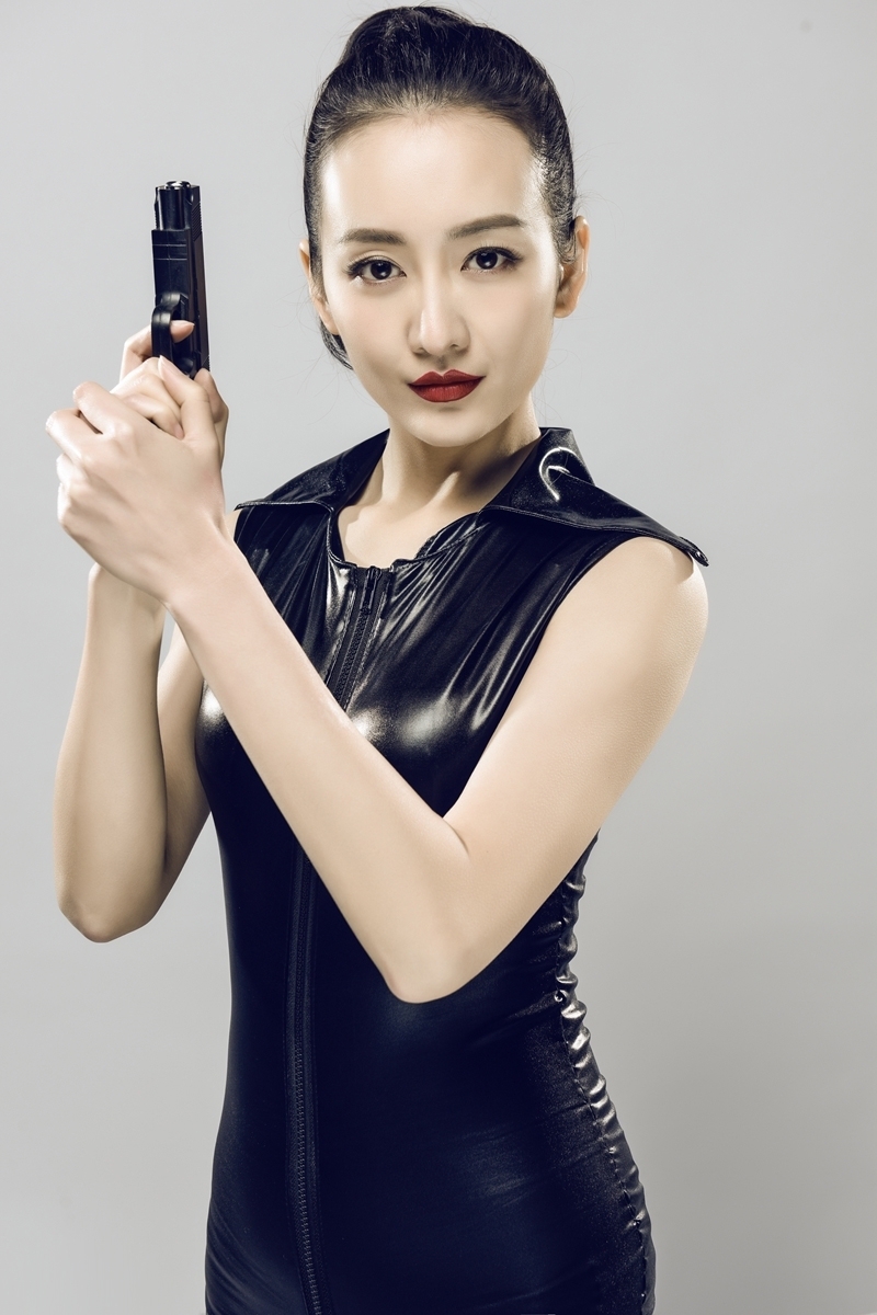 王鸥手枪紧身衣尽显别样性感冷酷写真(2)
