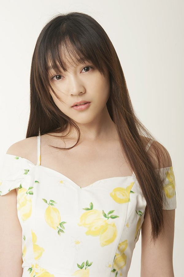 何花红唇粉面尽展温婉本色少女风写真(3)