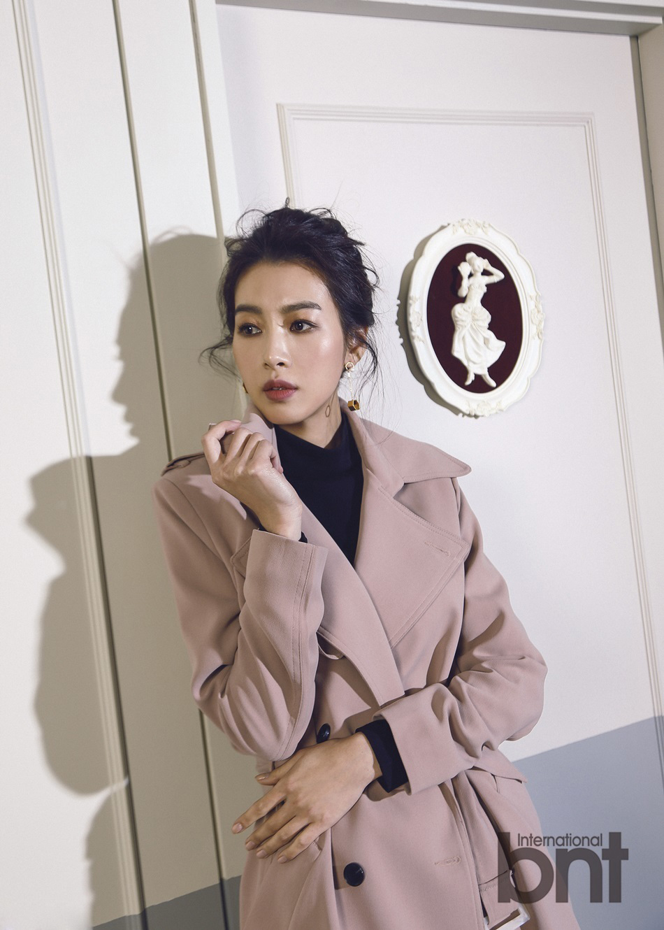 白婷花优雅文艺风衣时尚写真(4)
