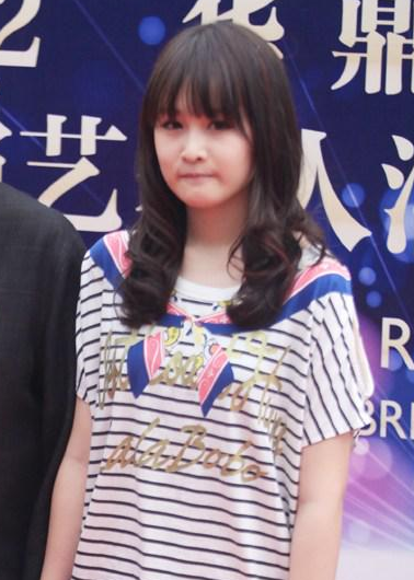 赵本山十九岁女儿盘子脸变锥子脸打扮成熟惹争议(4)