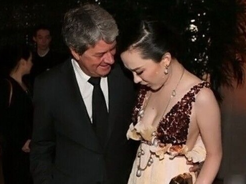 范冰冰林志玲领衔总被偷瞄胸部依然穿得暴露十大女星(10)