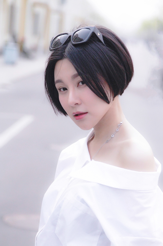 毛泽少香肩美腿微笑展现青春活力写真(2)