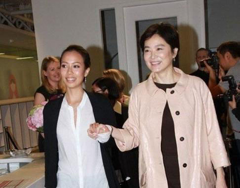 女神林青霞要当外婆了，继女比亲生女还美(4)