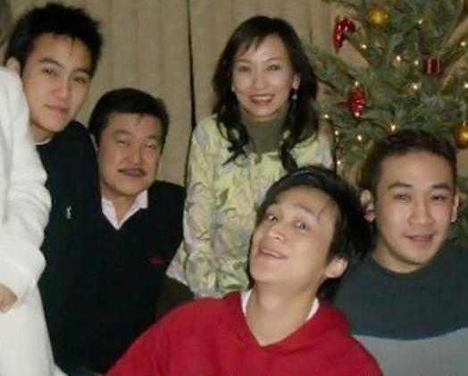 奶茶妹妹领衔娱乐圈的10大低龄辣妈(8)