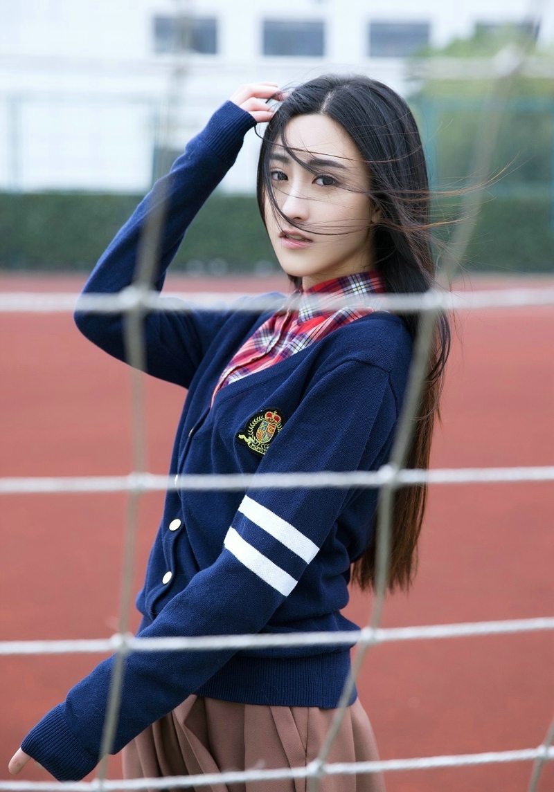 女星朱圣祎校服写真白皙美腿尽显青春(2)