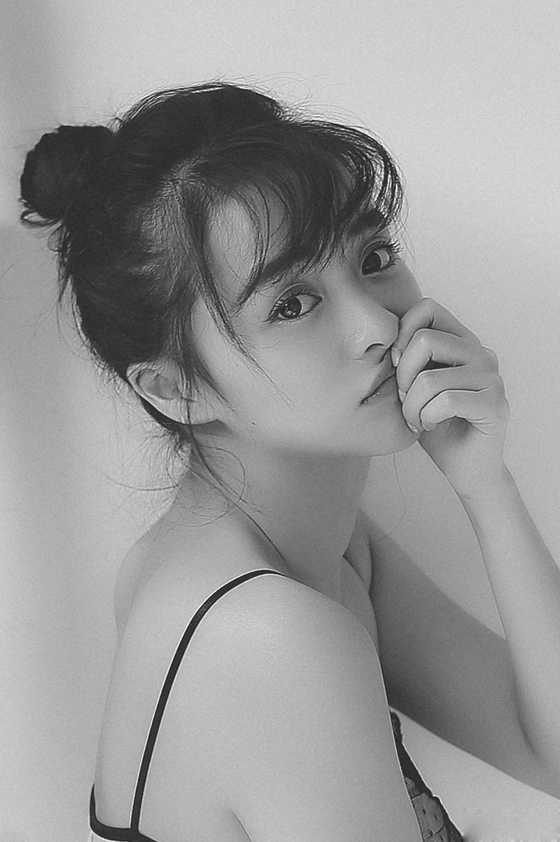 氧气少女余心恬黑白影像清新灵动曝光