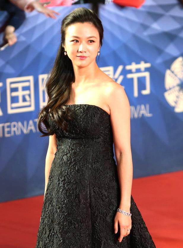北影节红毯：众女星都输给了性感露沟的郝蕾(3)